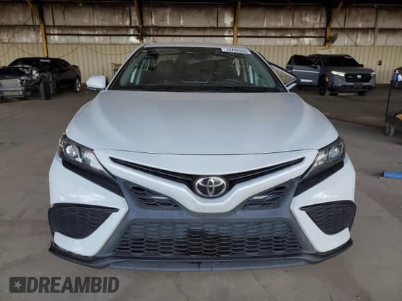 2022 Toyota Camry SE z VIN 4T1S11AKXNU055336, wystawiony jako Copart lot #70786395 z przebiegiem 63 005 mil mil oraz Szkoda całkowita • Salvage title. Historia ofert i sprzedaży dostępna na DreamBid. Obrazek 5.
