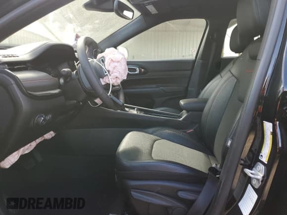 ✅ 2025 Jeep Compass Trailhawk • VIN: 3C4NJDDN5ST570100 • Lot: 87099275. Wystawiony na Copart z przebiegiem 9 876 mil. Bezpłatny archiwum sprzedaży aukcyjnych z USA i szczegółowy raport historii pojazdu na DreamBid. Zdjęcie 7.