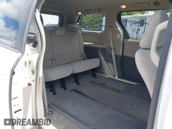 ✅ 2015 Toyota Sienna LE • VIN: 5TDJK3DC7FS125121 • Lot: 42998976. Listed on IAAI with 110,678 mi. Free auction sales archive from the USA and detailed vehicle history report at DreamBid. Image 8.