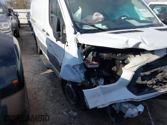 ✅ 2018 Ford Transit • VIN: 1FTYR2YM4JKB09904 • Lot: 41415555. Wystawiony na IAAI z przebiegiem 101 664 mil. Bezpłatny archiwum sprzedaży aukcyjnych z USA i szczegółowy raport historii pojazdu na DreamBid. Zdjęcie 6.