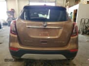 ✅ 2017 Buick Encore Essence • VIN: KL4CJGSB5HB064627 • Lot: 80183835. Wystawiony na Copart z przebiegiem 63 639 mil. Bezpłatny archiwum sprzedaży aukcyjnych z USA i szczegółowy raport historii pojazdu na DreamBid. Zdjęcie 6.