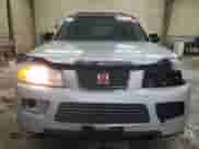 2006 Saturn VUE z VIN 5GZCZ33D66S801871, wystawiony jako Copart lot #84717244 z przebiegiem 163 637 mil mil oraz Czysty tytuł • Clean title. Historia ofert i sprzedaży dostępna na DreamBid. Obrazek 5.