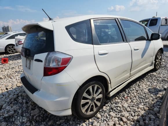 ✅ 2013 Honda Fit Sport • VIN: JHMGE8H58DC021342 • Lot: 80742695. Listed on Copart with 213,093 mi. Free auction sales archive from the USA and detailed vehicle history report at DreamBid. Image 3.