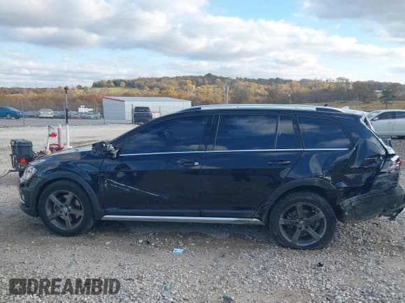 ✅ 2017 Volkswagen Golf S • VIN: 3VWH17AU3HM517065 • Лот: 43712188. Опубликован ранее на IAAI с пробегом 59 596 миль. Бесплатный доступ к архиву аукционных продаж из США и подробный отчёт об истории автомобиля на DreamBid. Изображение 14.