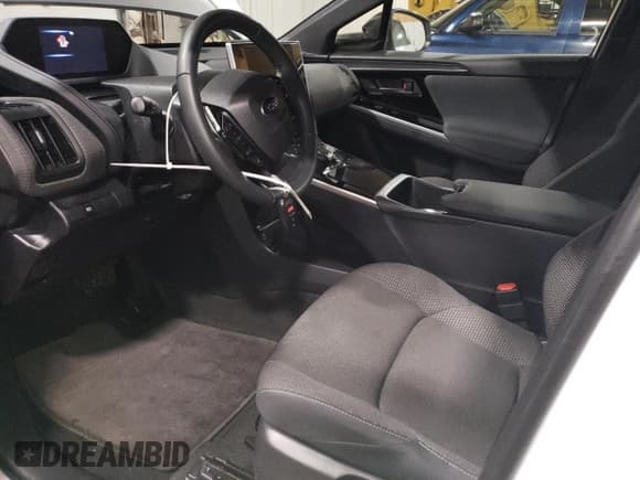 ✅ 2023 Subaru Solterra Premium • VIN: JTMABABA4PA024476 • Lot: 77164104. Wystawiony na Copart z przebiegiem 4 306 mil. Bezpłatny archiwum sprzedaży aukcyjnych z USA i szczegółowy raport historii pojazdu na DreamBid. Zdjęcie 7.