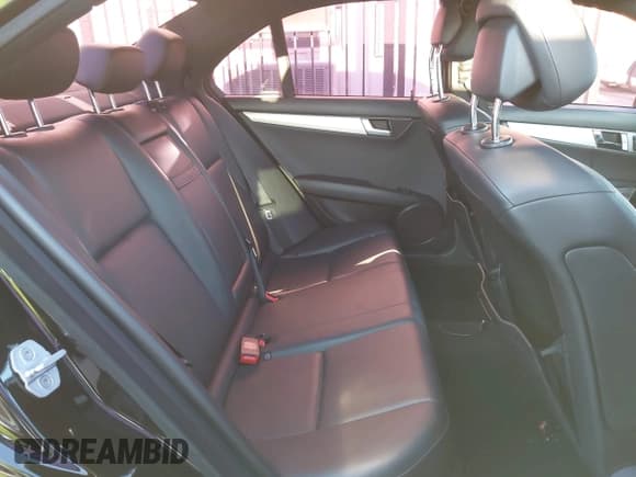 ✅ 2012 Mercedes-Benz C 250 Sport • VIN: WDDGF4HB1CR238374 • Lot: 43840696. Wystawiony na IAAI z przebiegiem 132 800 mil. Bezpłatny archiwum sprzedaży aukcyjnych z USA i szczegółowy raport historii pojazdu na DreamBid. Zdjęcie 8.