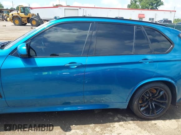 ✅ 2017 BMW X5 M • VIN: 5YMKT6C31H0X20466 • Lot: 42828010. Wystawiony na IAAI z przebiegiem 78 072 mil. Bezpłatny archiwum sprzedaży aukcyjnych z USA i szczegółowy raport historii pojazdu na DreamBid. Zdjęcie 14.