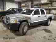 2007 Dodge Dakota SLT z VIN 1D7HW48K97S181294, wystawiony jako Copart lot #87062964 z przebiegiem 110 490 mil mil oraz Szkoda całkowita • Salvage title. Historia ofert i sprzedaży dostępna na DreamBid. Obrazek 1.