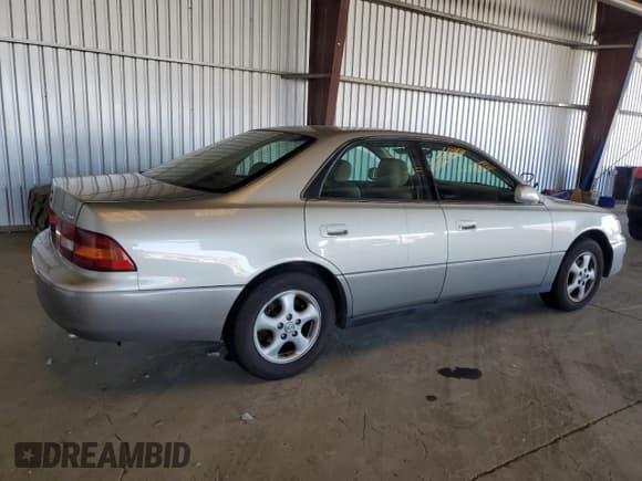 ✅ 1997 Lexus ES 300 • VIN: JT8BF22G1V0021443 • Лот: 71714955. Опубликован ранее на Copart с пробегом 106 623 миль. Бесплатный доступ к архиву аукционных продаж из США и подробный отчёт об истории автомобиля на DreamBid. Изображение 3.