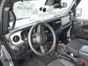 ✅ 2024 Jeep Wrangler Willys • VIN: 1C4RJXN63RW130651 • Lot: 42643240. Wystawiony na IAAI z przebiegiem 12 523 mil. Bezpłatny archiwum sprzedaży aukcyjnych z USA i szczegółowy raport historii pojazdu na DreamBid. Zdjęcie 20.