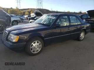 ✅ 1995 Mercedes-Benz E 320 • VIN: WDBEB31E4SC189408 • Lot: 77788744. Wystawiony na Copart z przebiegiem 242 362 mil. Bezpłatny archiwum sprzedaży aukcyjnych z USA i szczegółowy raport historii pojazdu na DreamBid. Zdjęcie 1.