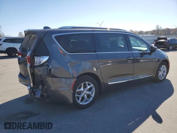✅ 2017 Chrysler Pacifica Touring L Plus • VIN: 2C4RC1EG2HR652680 • Lot: 92123715. Listed on Copart with 58,409 mi. Free auction sales archive from the USA and detailed vehicle history report at DreamBid. Image 3.
