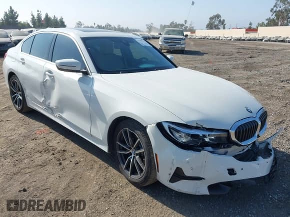 ✅ 2019 BMW 3 Series 330i • VIN: WBA5R1C50KAK10004 • Lot: 43210356. Wystawiony na IAAI z przebiegiem 42 735 mil. Bezpłatny archiwum sprzedaży aukcyjnych z USA i szczegółowy raport historii pojazdu na DreamBid. Zdjęcie 1.