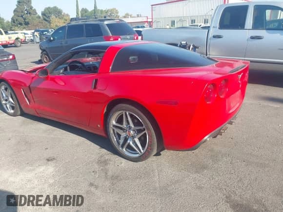 2006 Chevrolet Corvette z VIN 1G1YY25U465131214, wystawiony jako IAAI lot #43107832 z przebiegiem 55 083 mil mil oraz . Historia ofert i sprzedaży dostępna na DreamBid. Obrazek 3.