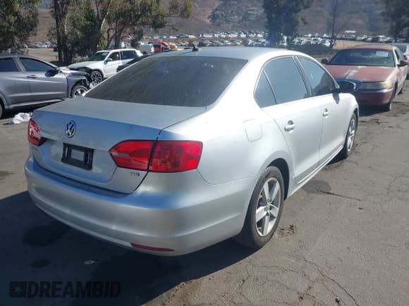 ✅ 2014 Volkswagen Jetta TDI w/Premium • VIN: 3VWLL7AJ5EM276258 • Лот: 43652682. Опубликован ранее на IAAI с пробегом 241 774 миль. Бесплатный доступ к архиву аукционных продаж из США и подробный отчёт об истории автомобиля на DreamBid. Изображение 4.