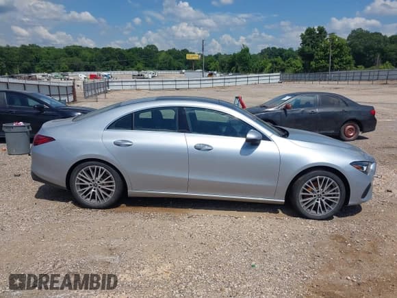 ✅ 2025 Mercedes-Benz CLA 250 • VIN: W1K5J4HB3SN519913 • Лот: 42520142. Опубликован ранее на IAAI с пробегом 23 439 миль. Бесплатный доступ к архиву аукционных продаж из США и подробный отчёт об истории автомобиля на DreamBid. Изображение 14.