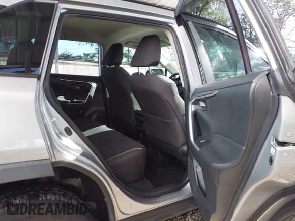 ✅ 2019 Toyota RAV4 LE • VIN: JTMG1RFV0KJ011936 • Lot: 43393628. Listed on IAAI with 77,317 mi. Free auction sales archive from the USA and detailed vehicle history report at DreamBid. Image 8.