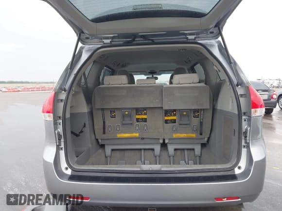 ✅ 2013 Toyota Sienna LE • VIN: 5TDKK3DC8DS388008 • Lot: 43429926. Wystawiony na IAAI z przebiegiem 78 682 mil. Bezpłatny archiwum sprzedaży aukcyjnych z USA i szczegółowy raport historii pojazdu na DreamBid. Zdjęcie 17.