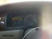 ✅ 2001 Lincoln Town Car Cartier • VIN: 1LNHM83W31Y684742 • Lot: 57650755. Wystawiony na Copart z przebiegiem 207 885 mil. Bezpłatny archiwum sprzedaży aukcyjnych z USA i szczegółowy raport historii pojazdu na DreamBid. Zdjęcie 9.