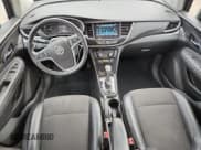 ✅ 2020 Buick Encore Preferred • VIN: KL4CJASB8LB003309 • Lot: 86478985. Wystawiony na Copart z przebiegiem 34 610 mil. Bezpłatny archiwum sprzedaży aukcyjnych z USA i szczegółowy raport historii pojazdu na DreamBid. Zdjęcie 8.