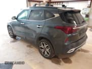 ✅ 2023 Kia Seltos SX • VIN: KNDETCA22P7441290 • Lot: 42925590. Wystawiony na IAAI z przebiegiem 156 056 mil. Bezpłatny archiwum sprzedaży aukcyjnych z USA i szczegółowy raport historii pojazdu na DreamBid. Zdjęcie 3.