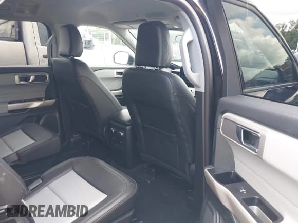 ✅ 2024 Ford Explorer XLT • VIN: 1FMSK7DH0RGA13584 • Lot: 42301824. Wystawiony na IAAI z przebiegiem 10 719 mil. Bezpłatny archiwum sprzedaży aukcyjnych z USA i szczegółowy raport historii pojazdu na DreamBid. Zdjęcie 8.