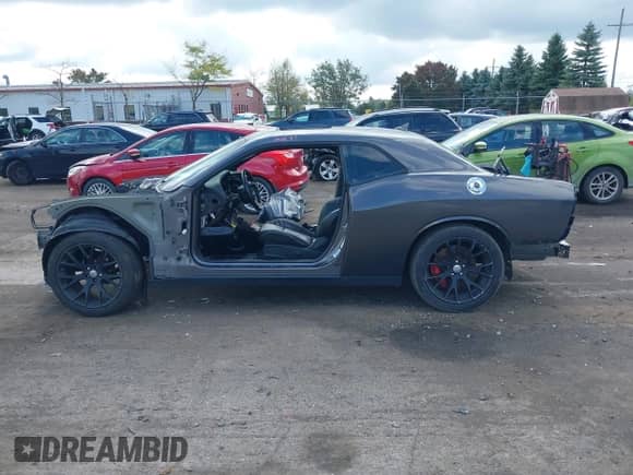 2016 Dodge Challenger SRT 392 z VIN 2C3CDZDJ5GH125157, wystawiony jako IAAI lot #43297962 z przebiegiem Nie podano mil oraz . Historia ofert i sprzedaży dostępna na DreamBid. Obrazek 14.