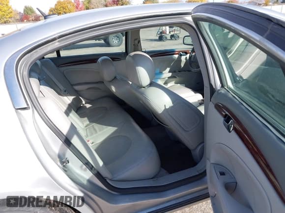 ✅ 2008 Buick Lucerne CXS • VIN: 1G4HE57YX8U107537 • Lot: 43615812. Listed on IAAI with 172,195 mi. Free auction sales archive from the USA and detailed vehicle history report at DreamBid. Image 8.