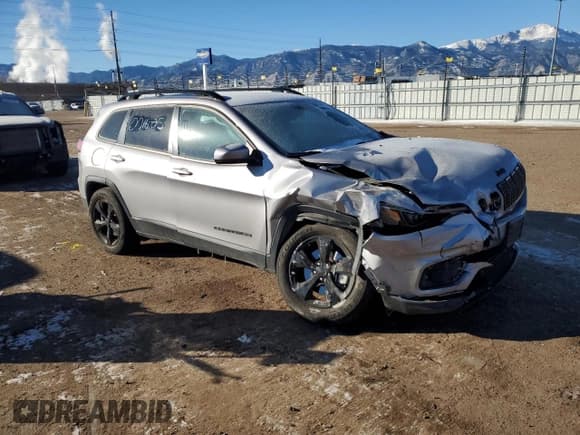 ✅ 2020 Jeep Cherokee Altitude • VIN: 1C4PJMLX7LD594966 • Lot: 88146765. Wystawiony na Copart z przebiegiem Nie podano. Bezpłatny archiwum sprzedaży aukcyjnych z USA i szczegółowy raport historii pojazdu na DreamBid. Zdjęcie 4.
