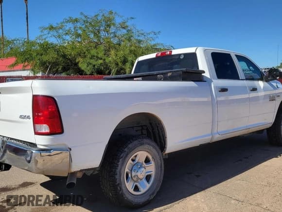 ✅ 2018 Ram 2500 Tradesman • VIN: 3C6UR5HJ3JG379551 • Лот: 92338235. Опубликован ранее на Copart с пробегом 106 643 миль. Бесплатный доступ к архиву аукционных продаж из США и подробный отчёт об истории автомобиля на DreamBid. Изображение 4.