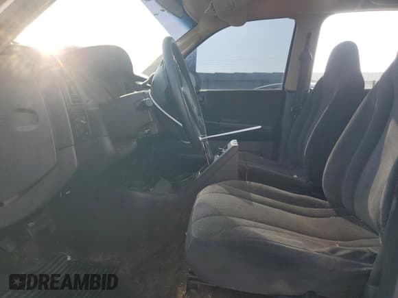 ✅ 2001 Dodge Dakota Sport • VIN: 1B7GL2AN61S106759 • Lot: 87423404. Wystawiony na Copart z przebiegiem 300 360 mil. Bezpłatny archiwum sprzedaży aukcyjnych z USA i szczegółowy raport historii pojazdu na DreamBid. Zdjęcie 7.