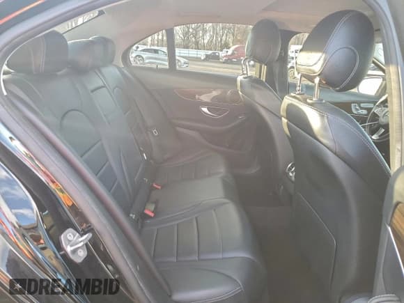 ✅ 2018 Mercedes-Benz C 300 • VIN: 55SWF4KB8JU242146 • Lot: 94527995. Wystawiony na Copart z przebiegiem 79 511 mil. Bezpłatny archiwum sprzedaży aukcyjnych z USA i szczegółowy raport historii pojazdu na DreamBid. Zdjęcie 10.