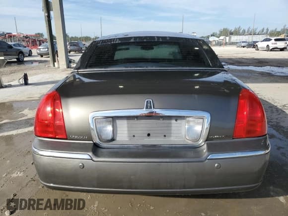 ✅ 2004 Lincoln Town Car Signature • VIN: 1LNHM81W54Y627725 • Lot: 92214815. Wystawiony na Copart z przebiegiem 68 744 mil. Bezpłatny archiwum sprzedaży aukcyjnych z USA i szczegółowy raport historii pojazdu na DreamBid. Zdjęcie 6.