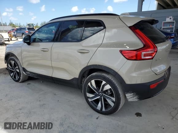 ✅ 2025 Volvo XC40 Plus Dark Theme • VIN: YV4L12UC2S2452420 • Лот: 65425135. Опубликован ранее на Copart с пробегом 5 905 миль. Бесплатный доступ к архиву аукционных продаж из США и подробный отчёт об истории автомобиля на DreamBid. Изображение 2.