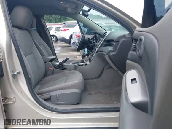 2014 Chevrolet Malibu LS z VIN 1G11A5SL4EF275986, wystawiony jako IAAI lot #42645534 z przebiegiem 173 937 mil mil oraz . Historia ofert i sprzedaży dostępna na DreamBid. Obrazek 5.