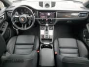 ✅ 2025 Porsche Macan Turbo • VIN: WP1AF2A51SLB52202 • Lot: 90082045. Wystawiony na Copart z przebiegiem 6 060 mil. Bezpłatny archiwum sprzedaży aukcyjnych z USA i szczegółowy raport historii pojazdu na DreamBid. Zdjęcie 8.