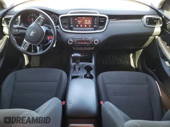 ✅ 2019 Kia Sorento LX • VIN: 5XYPG4A56KG611420 • Lot: 86310645. Wystawiony na Copart z przebiegiem 171 403 mil. Bezpłatny archiwum sprzedaży aukcyjnych z USA i szczegółowy raport historii pojazdu na DreamBid. Zdjęcie 8.