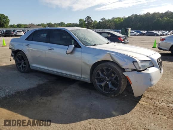 ✅ 2021 Chrysler 300 S • VIN: 2C3CCABG4MH525539 • Lot: 52004944. Wystawiony na Copart z przebiegiem 84 418 mil. Bezpłatny archiwum sprzedaży aukcyjnych z USA i szczegółowy raport historii pojazdu na DreamBid. Zdjęcie 4.