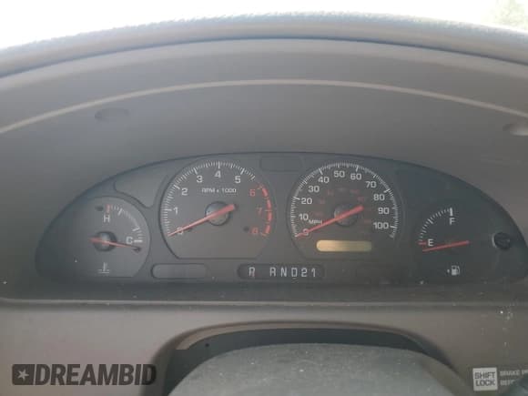 ✅ 2002 Nissan Quest GXE • VIN: 4N2ZN15T52D808600 • Lot: 83992455. Wystawiony na Copart z przebiegiem Nie podano. Bezpłatny archiwum sprzedaży aukcyjnych z USA i szczegółowy raport historii pojazdu na DreamBid. Zdjęcie 9.