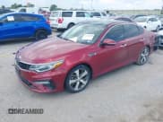 ✅ 2019 Kia Optima S • VIN: 5XXGT4L36KG355596 • Lot: 43140470. Wystawiony na IAAI z przebiegiem 131 404 mil. Bezpłatny archiwum sprzedaży aukcyjnych z USA i szczegółowy raport historii pojazdu na DreamBid. Zdjęcie 2.