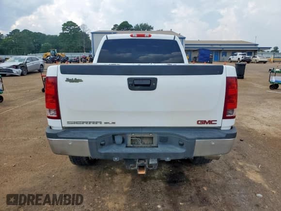 ✅ 2014 GMC Sierra 2500HD SLE • VIN: 1GT120C88EF182373 • Lot: 81661475. Wystawiony na Copart z przebiegiem 314 069 mil. Bezpłatny archiwum sprzedaży aukcyjnych z USA i szczegółowy raport historii pojazdu na DreamBid. Zdjęcie 6.