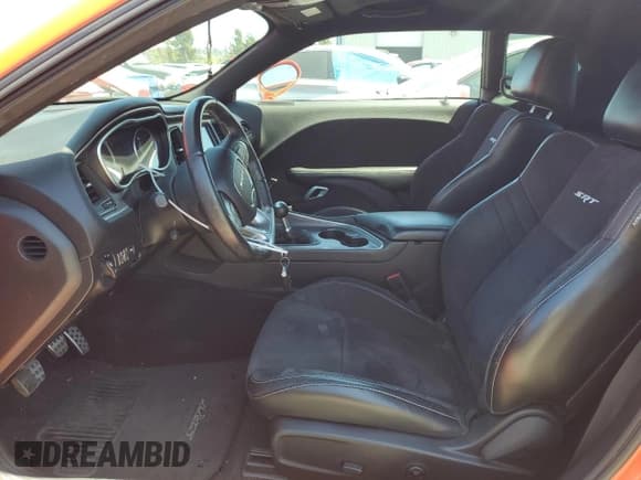 ✅ 2016 Dodge Challenger SRT 392 • VIN: 2C3CDZDJ4GH314995 • Lot: 64998224. Wystawiony na Copart z przebiegiem 43 673 mil. Bezpłatny archiwum sprzedaży aukcyjnych z USA i szczegółowy raport historii pojazdu na DreamBid. Zdjęcie 7.