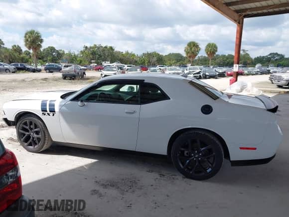 2023 Dodge Challenger SXT z VIN 2C3CDZAG0PH694197, wystawiony jako IAAI lot #43332689 z przebiegiem 9 703 mil mil oraz . Historia ofert i sprzedaży dostępna na DreamBid. Obrazek 15.