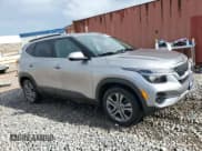 ✅ 2021 Kia Seltos S • VIN: KNDEUCAA8M7082320 • Лот: 85712625. Опубликован ранее на Copart с пробегом 41 684 миль. Бесплатный доступ к архиву аукционных продаж из США и подробный отчёт об истории автомобиля на DreamBid. Изображение 4.