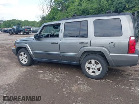 ✅ 2008 Jeep Commander Sport • VIN: 1J8HG48K58C132704 • Lot: 42404163. Listed on IAAI with 109,874 mi. Free auction sales archive from the USA and detailed vehicle history report at DreamBid. Image 3.