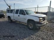 ✅ 2005 Chevrolet Silverado 2500HD LS • VIN: 1GCHK29U15E215511 • Lot: 71245895. Wystawiony na Copart z przebiegiem 319 517 mil. Bezpłatny archiwum sprzedaży aukcyjnych z USA i szczegółowy raport historii pojazdu na DreamBid. Zdjęcie 4.