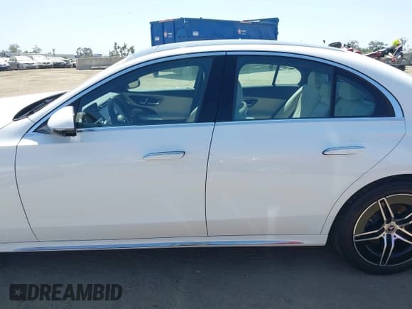 ✅ 2024 Mercedes-Benz E 350 • VIN: W1KLF4HB8RA051431 • Лот: 42539550. Опубликован ранее на IAAI с пробегом 5 822 миль. Бесплатный доступ к архиву аукционных продаж из США и подробный отчёт об истории автомобиля на DreamBid. Изображение 14.