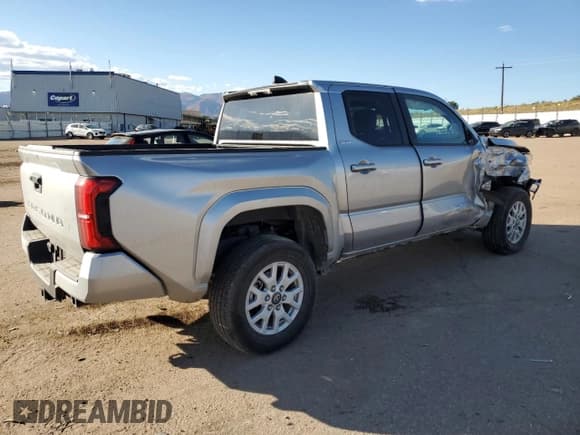 ✅ 2024 Toyota Tacoma SR5 • VIN: 3TMLB5JN6RM069297 • Lot: 90062935. Wystawiony na Copart z przebiegiem 17 926 mil. Bezpłatny archiwum sprzedaży aukcyjnych z USA i szczegółowy raport historii pojazdu na DreamBid. Zdjęcie 3.