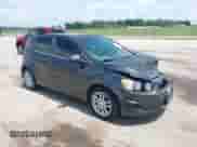 2015 Chevrolet Sonic LT z VIN 1G1JC6SB2F4173171, wystawiony jako IAAI lot #42683819 z przebiegiem 120 491 mil mil oraz . Historia ofert i sprzedaży dostępna na DreamBid. Obrazek 1.