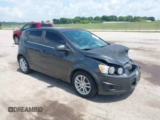 2015 Chevrolet Sonic LT z VIN 1G1JC6SB2F4173171, wystawiony jako IAAI lot #42683819 z przebiegiem 120 491 mil mil oraz . Historia ofert i sprzedaży dostępna na DreamBid. Obrazek 1.